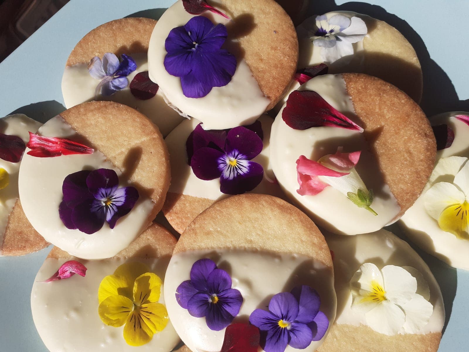 Biscoitos artesanalmente floridos