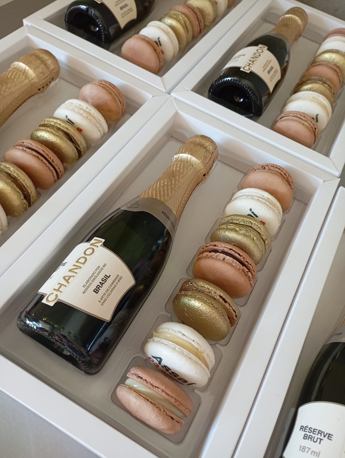 Caixa com 7 macarons e champanhe