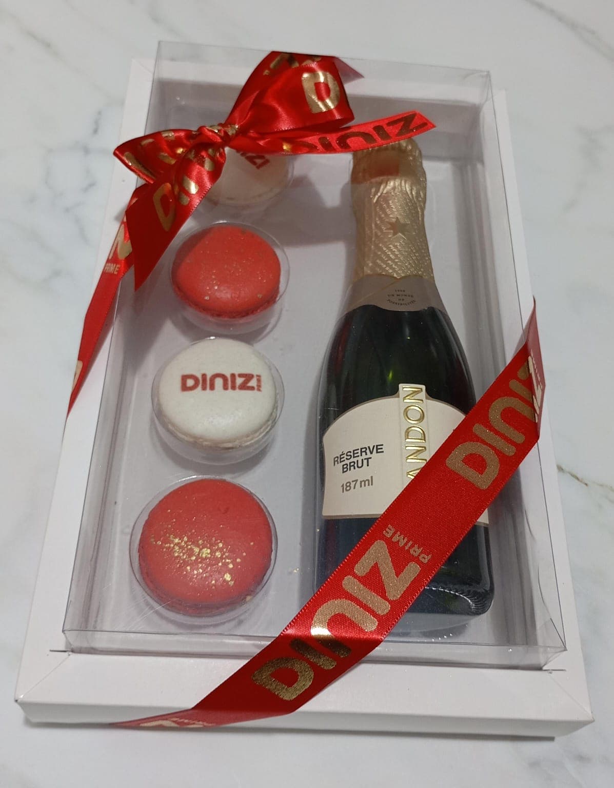 Caixa com Chandon e macarons