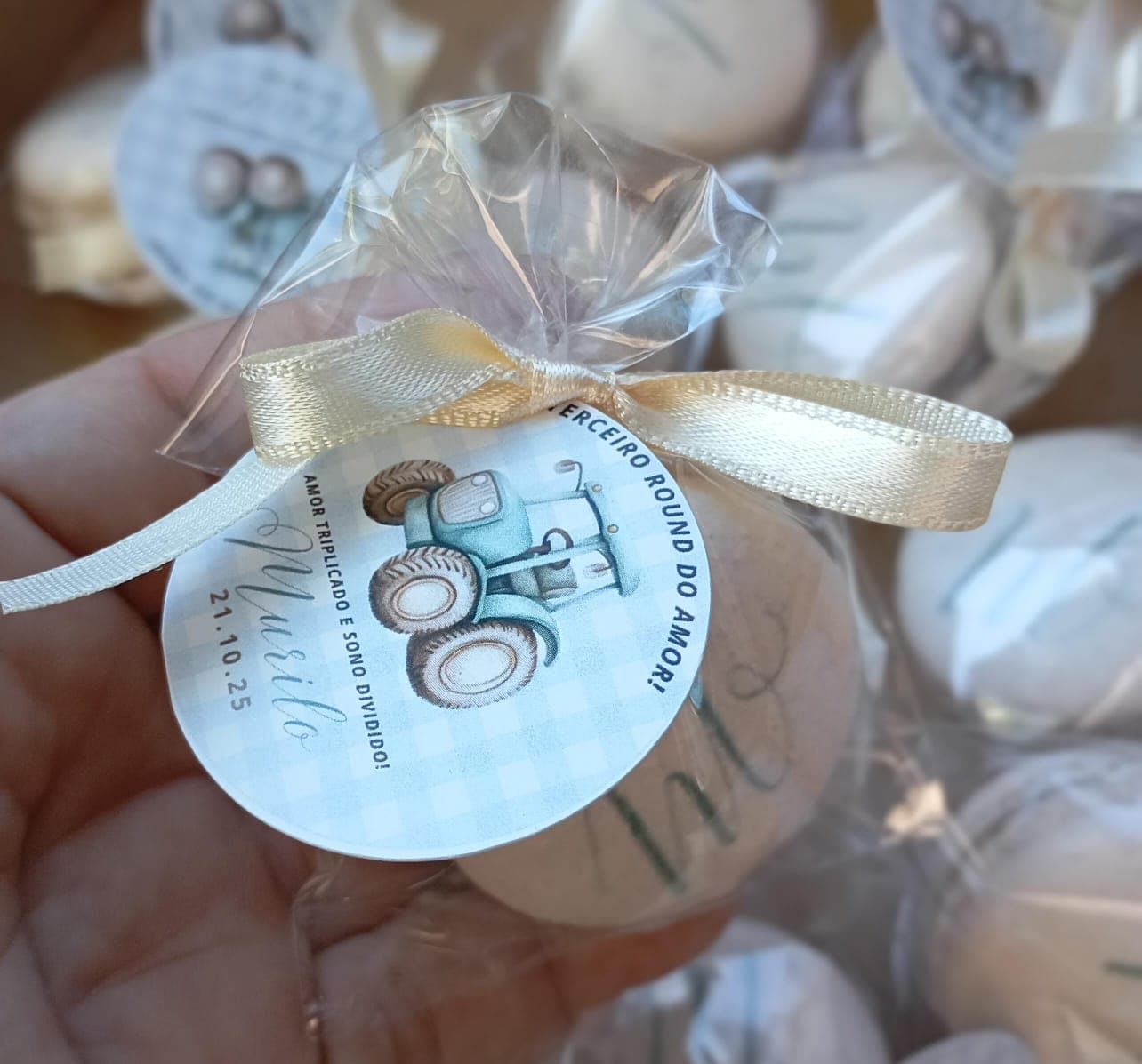 1 macaron com fita e tag